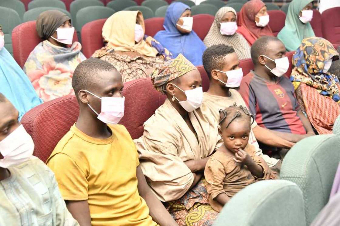 Cikin Hotuna: Gwamnan jihar Neja ya karbi fasinjoji 53 da suka kubuta daga hannun 'yan fashi Cikin Hotuna: Gwamnan jihar Neja ya karbi fasinjoji 53 da suka kubuta daga hannun 'yan fashi