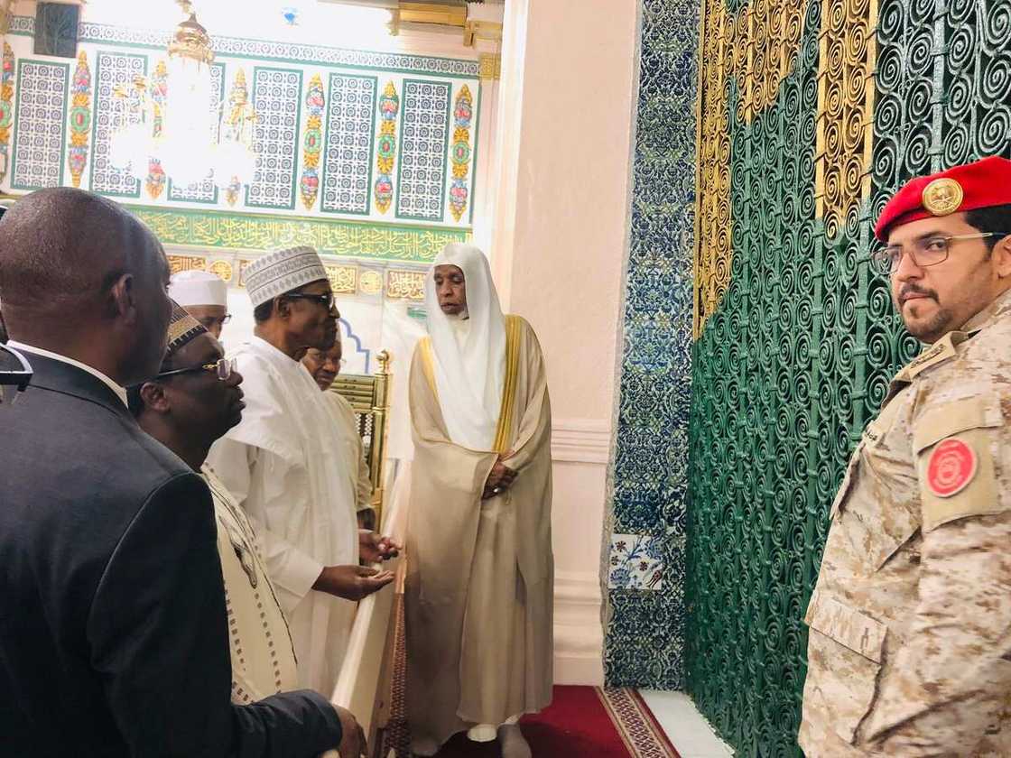 Shauki ya kama Buhari yayin daya kai ziyara zuwa kabarin Manzon Allah (Hotuna)