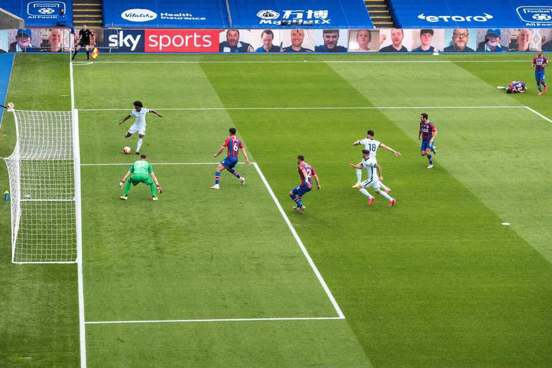 Frank Lampard defends Giroud's goal for Chelsea despite Cahill's injury concerns Frank Lampard defends Giroud's goal for Chelsea despite Cahill's injury concerns