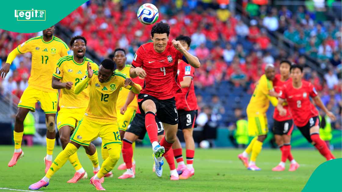South Africa and South Korea fight for the ball during the FIFA World Cup 2026 match. Photo by Alfredo Lopez