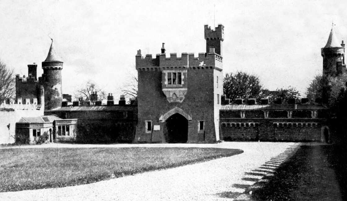 Front view of Killyleagh Castle courtyard