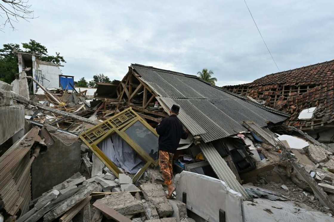Residents left homeless by the quake are trying to retrieve priceless belongings Residents left homeless by the quake are trying to retrieve priceless belongings