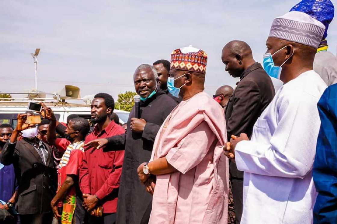Hotunan tubabbun barayin kayana tallafin korona suna rokon yafiya daga gwamnatin Filato Hotunan tubabbun barayin kayana tallafin korona suna rokon yafiya daga gwamnatin Filato