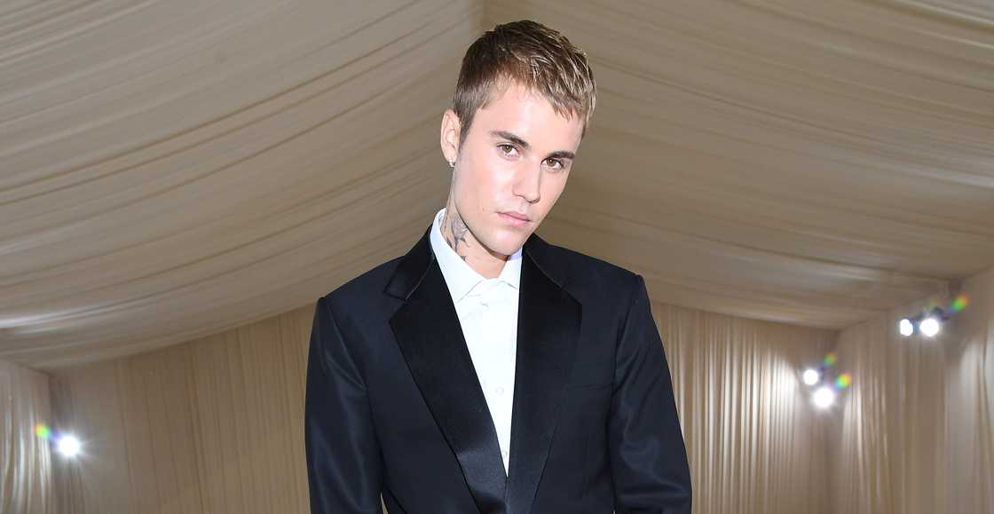 Justin Bieber poses on the red carpet of the 2021 Met Gala