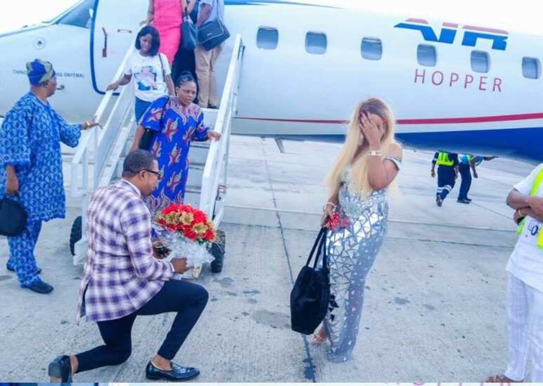 Man surprises girlfriend with a marriage proposal at Asaba airport Man surprises girlfriend with a marriage proposal at Asaba airport