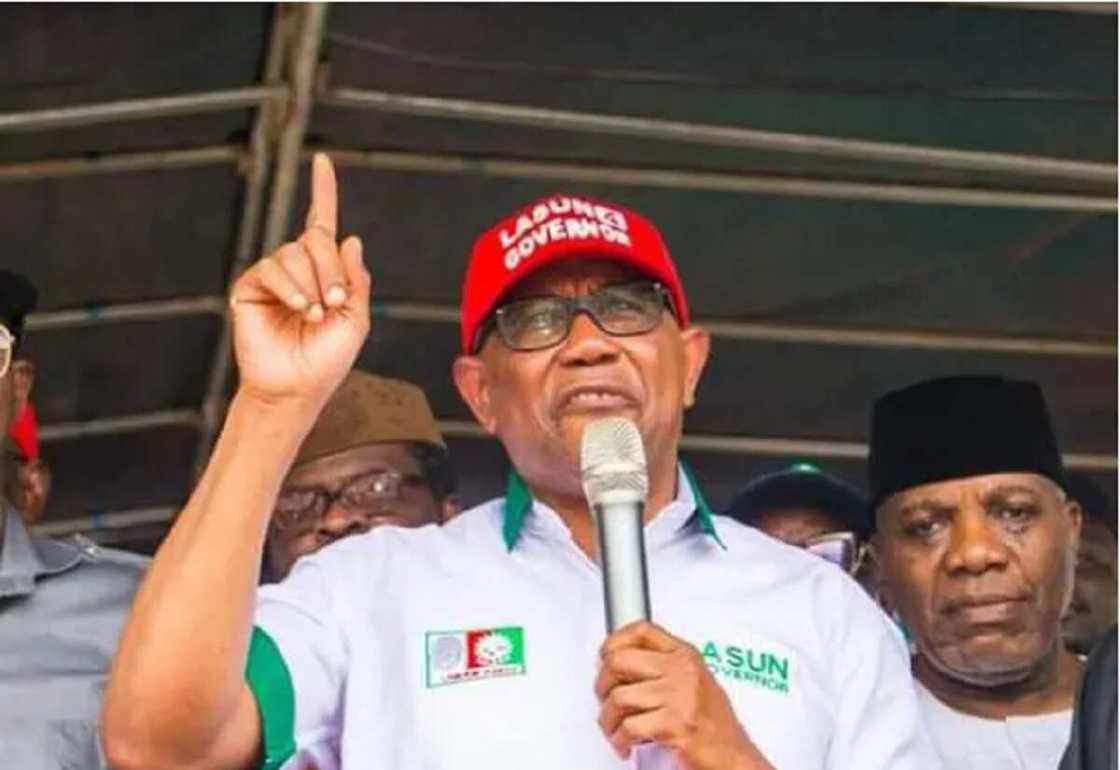 Peter Obi rike da lasifika yana jawabi