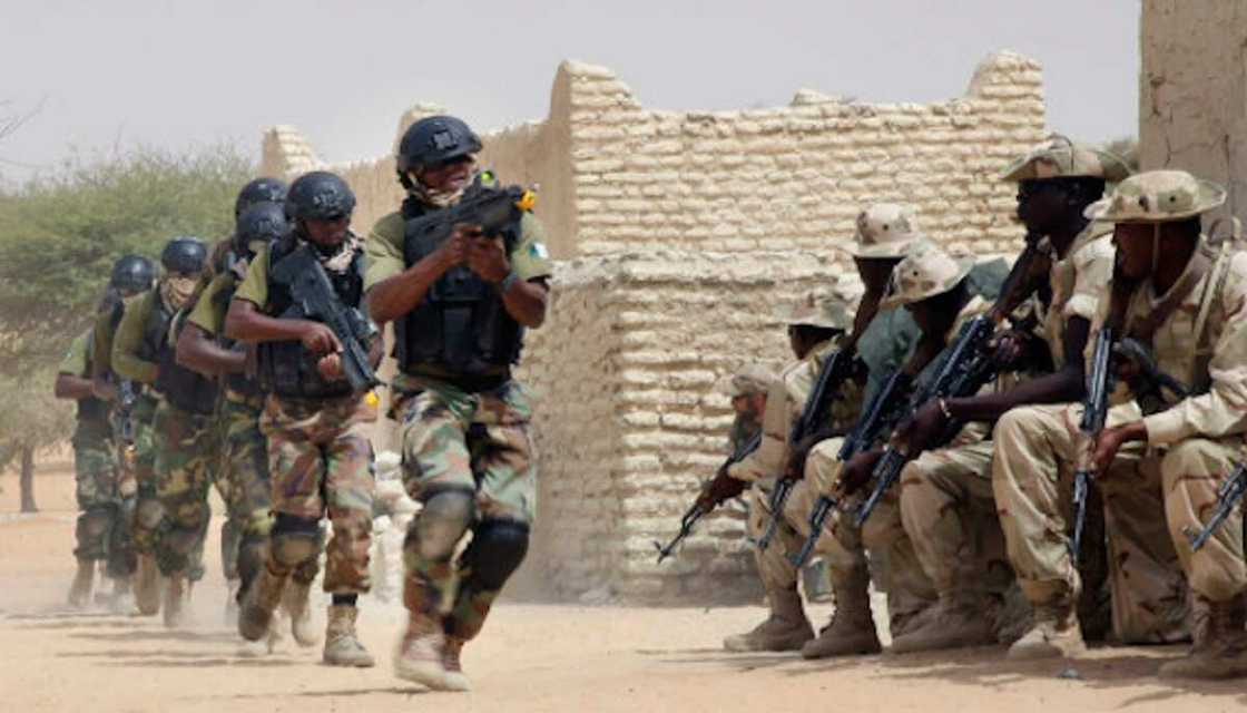 Kwamandojin ISWAP Sulum da Borzogo sun sha da kyar, soji sun kwace sansaninsu a Timbuktu Kwamandojin ISWAP Sulum da Borzogo sun sha da kyar, soji sun kwace sansaninsu a Timbuktu