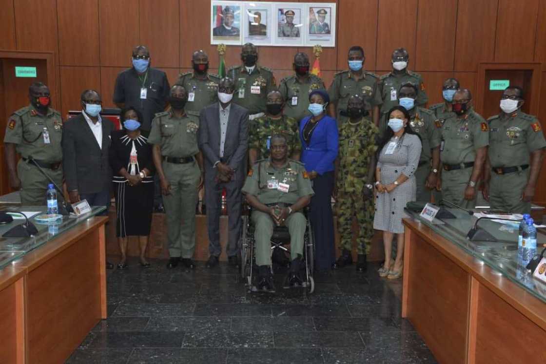 Rundunar sojin Nigeria ta sa hannu kan jarjejeniyar fara sarrafa kayan aikinta da kanta Rundunar sojin Nigeria ta sa hannu kan jarjejeniyar fara sarrafa kayan aikinta da kanta