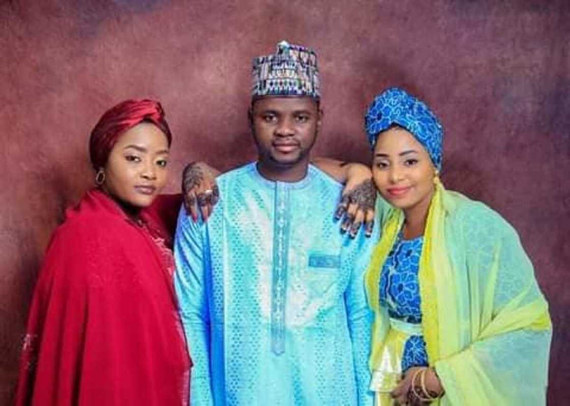 Hotunan kafin aure na matashin da zai yi wuff da kyawawan 'yan mata 2 a rana daya a Abuja Hotunan kafin aure na matashin da zai yi wuff da kyawawan 'yan mata 2 a rana daya a Abuja