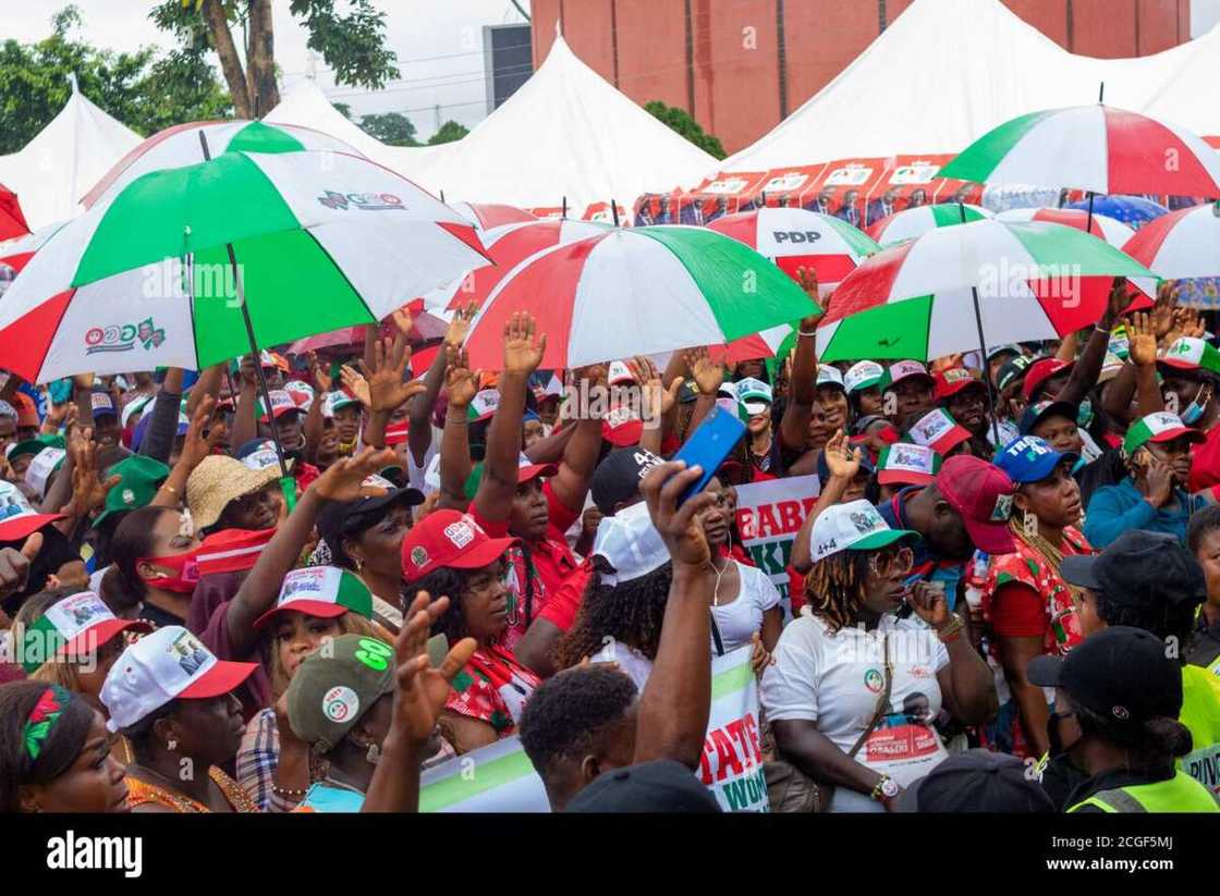 'Yan jam’iyyar PDP a sakatariya 'Yan jam’iyyar PDP a sakatariya