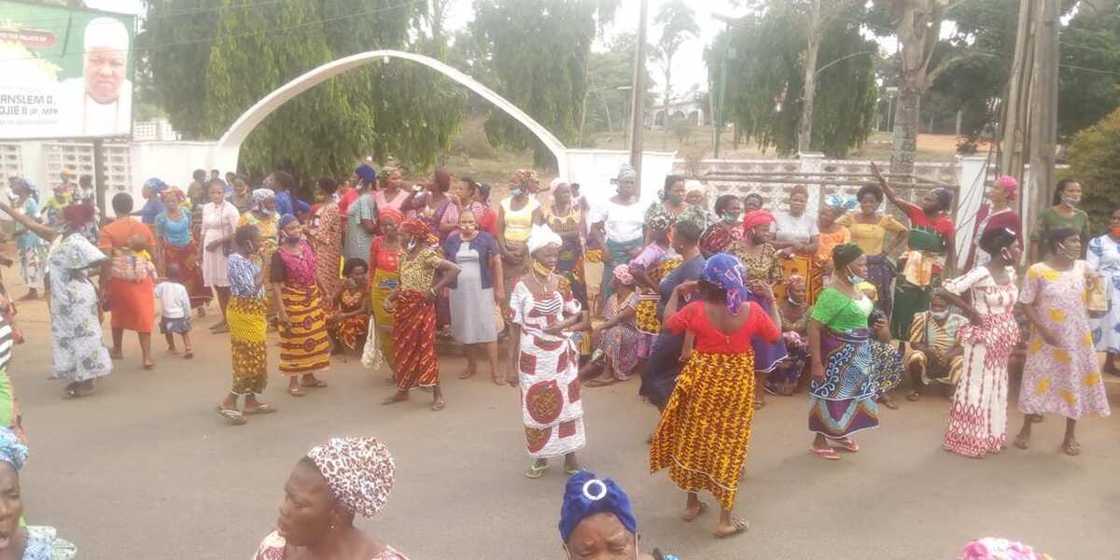 Cikin hotuna: Iyaye mata na gudanar da zanga-zanga, sunce a kori Fulani daga jihar Edo Cikin hotuna: Iyaye mata na gudanar da zanga-zanga, sunce a kori Fulani daga jihar Edo