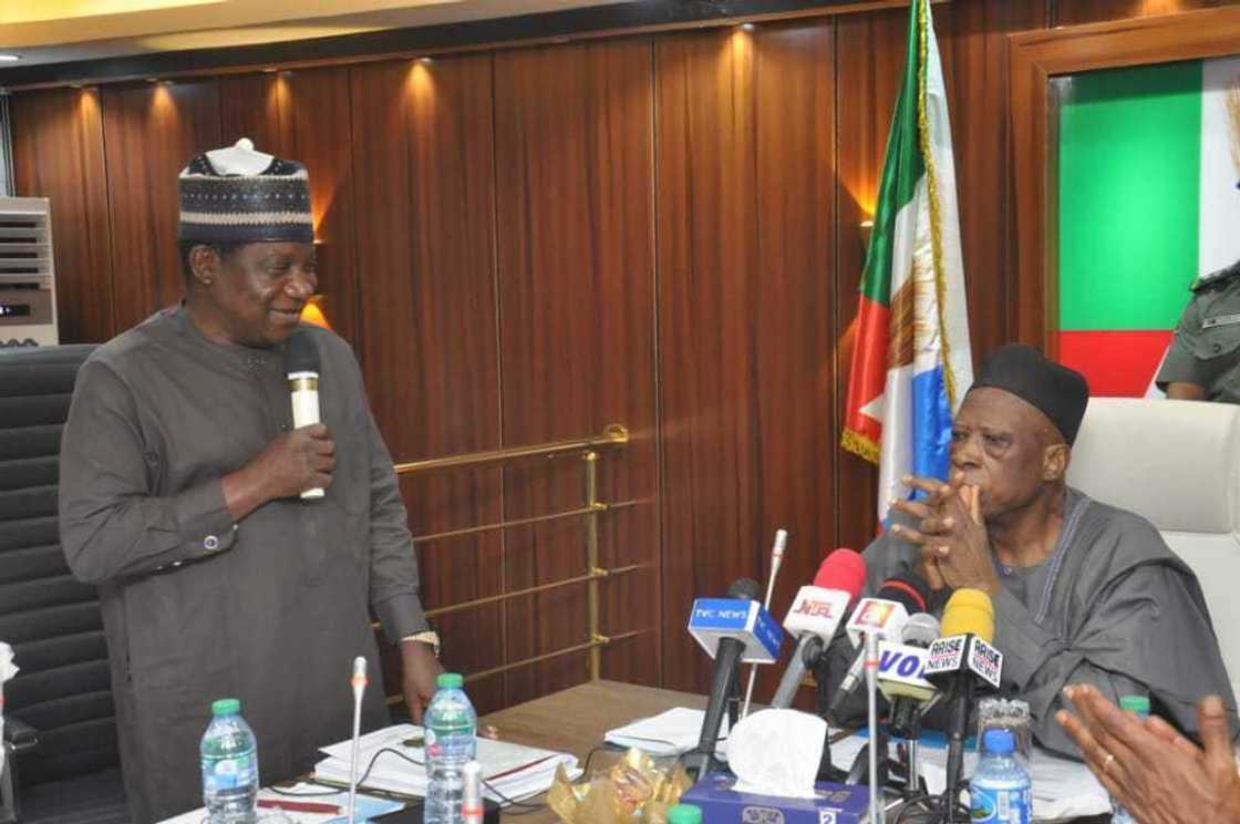 Taron ƙusoshin APC. Taron ƙusoshin APC.