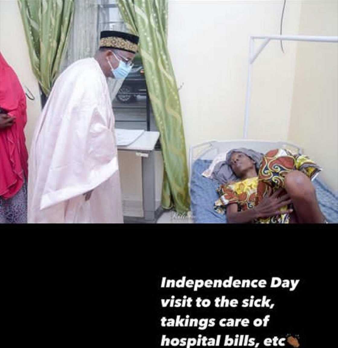 Dan gwamnan Bauchi ya wallafa hoton mahaifinsa ya durkusa wa mara lafiya a asibiti Dan gwamnan Bauchi ya wallafa hoton mahaifinsa ya durkusa wa mara lafiya a asibiti