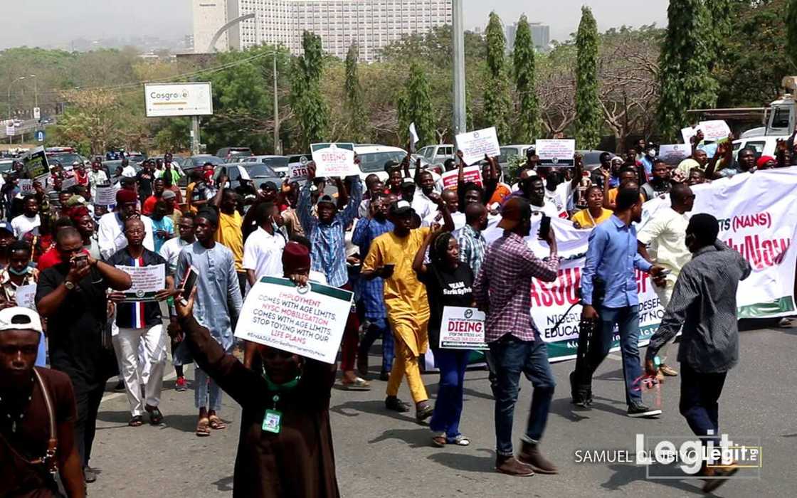 Breaking: Buhari’s Minister Walks Out As Meeting With Nigerian Students Ends in Deadlock Breaking: Buhari’s Minister Walks Out As Meeting With Nigerian Students Ends in Deadlock