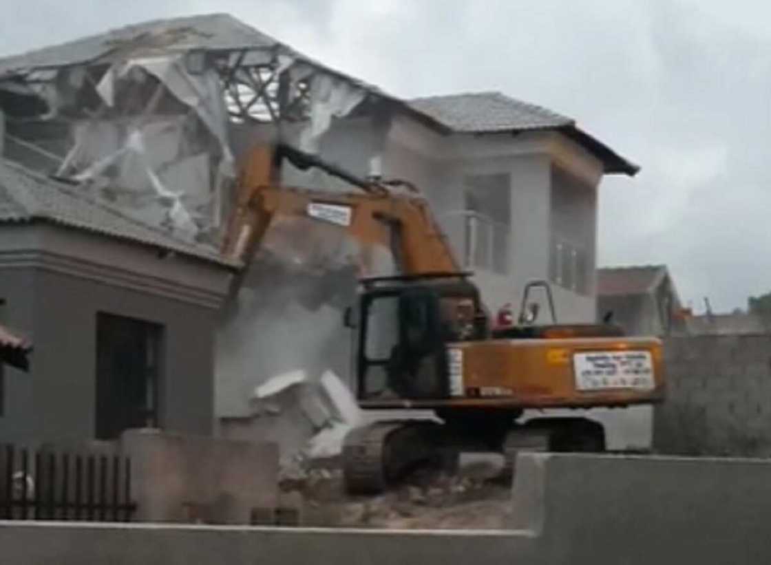 Bidiyon wani yana rushe gidan da ya gina wa budurwarsa saboda ta ce bata son shi Bidiyon wani yana rushe gidan da ya gina wa budurwarsa saboda ta ce bata son shi