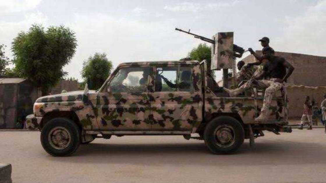 Sojoji sun kama.dan sanda da alburusai a Borno Sojoji sun kama.dan sanda da alburusai a Borno