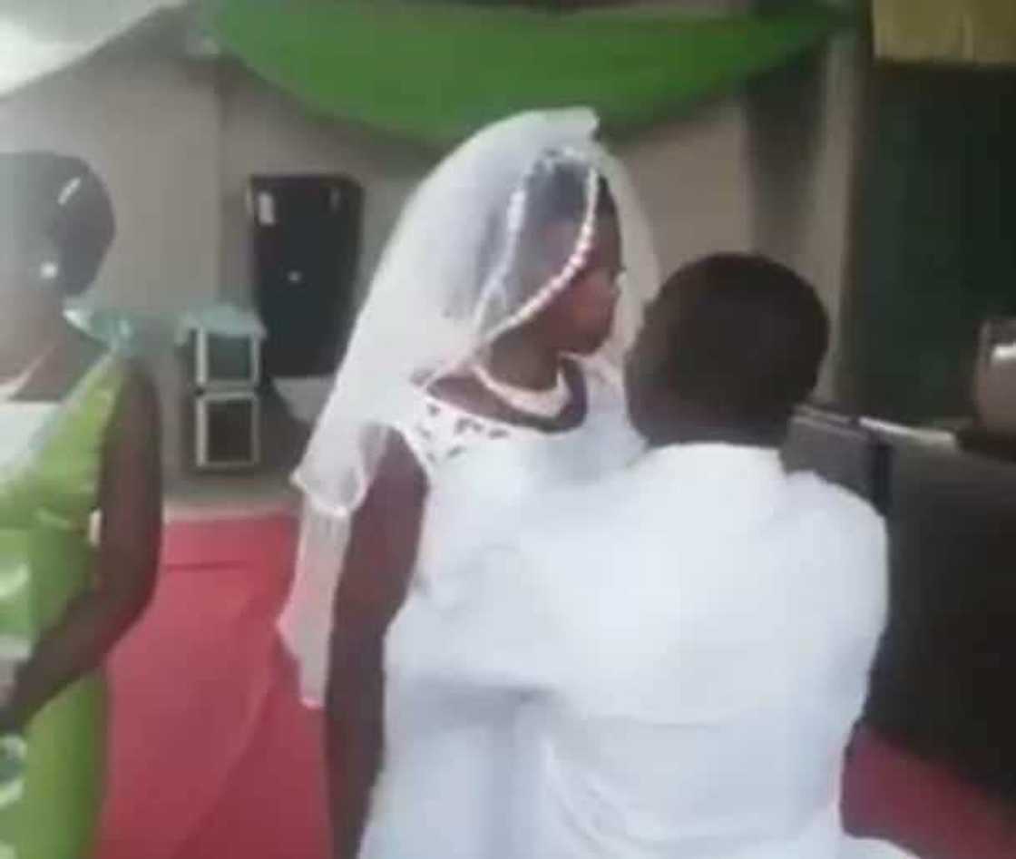 Abin mamaki yayin da wani mutum ya kara aure da kudin tallafin da kungiya ta ba shi domin kula da ’ya’yansa 7 Abin mamaki yayin da wani mutum ya kara aure da kudin tallafin da kungiya ta ba shi domin kula da ’ya’yansa 7