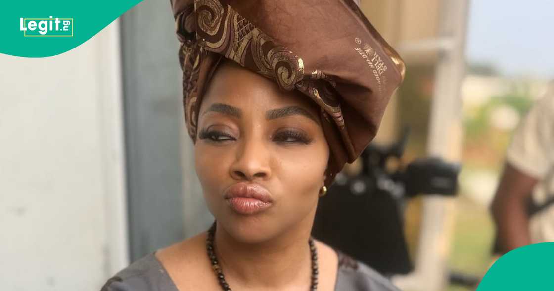 Isaac Fayose shades Toke Makinwa over her pregnancy news in viral clip. Isaac Fayose shades Toke Makinwa over her pregnancy news in viral clip.