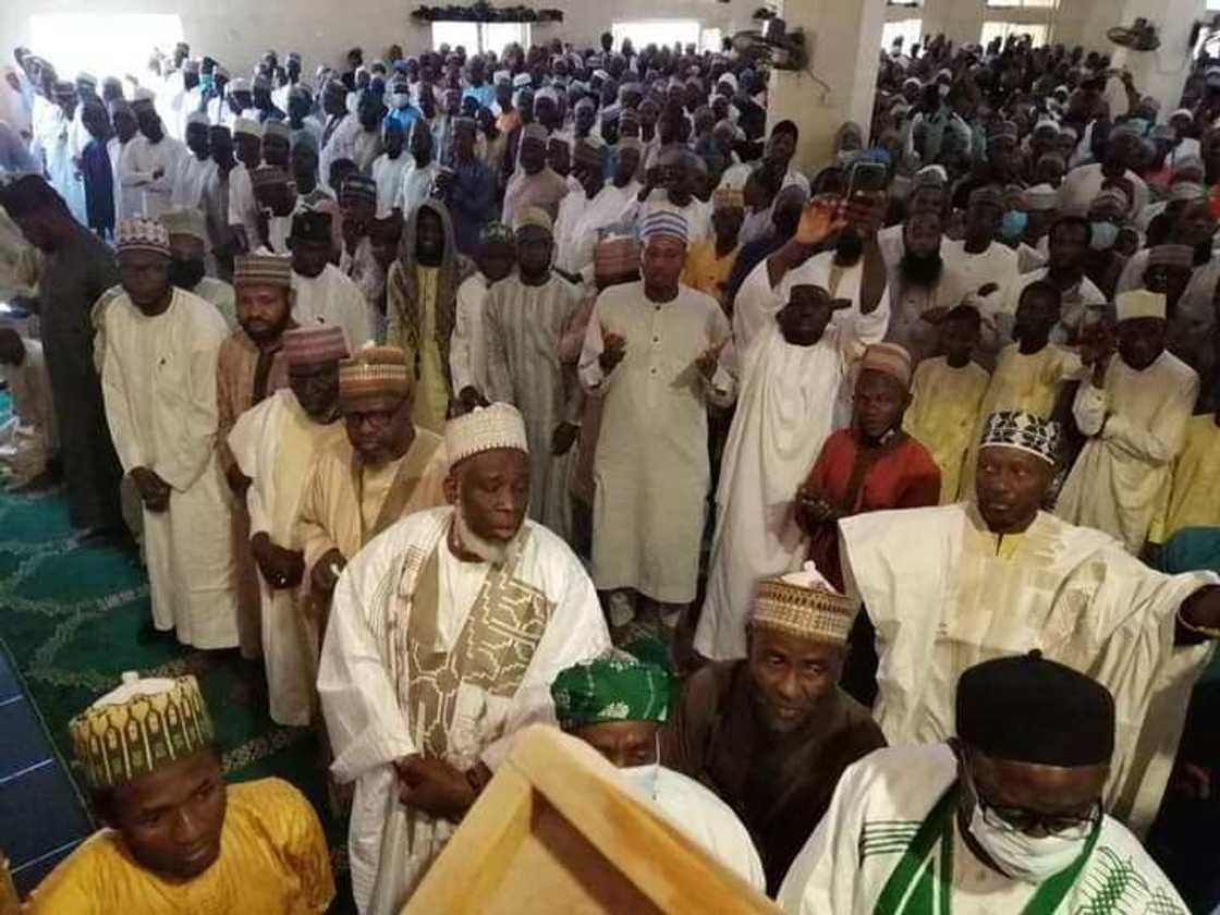 Shugaba Buhari, Gwamnoni, Ministoci sun yi ta'aziyyar Sheikh Ahmad Bamba Shugaba Buhari, Gwamnoni, Ministoci sun yi ta'aziyyar Sheikh Ahmad Bamba