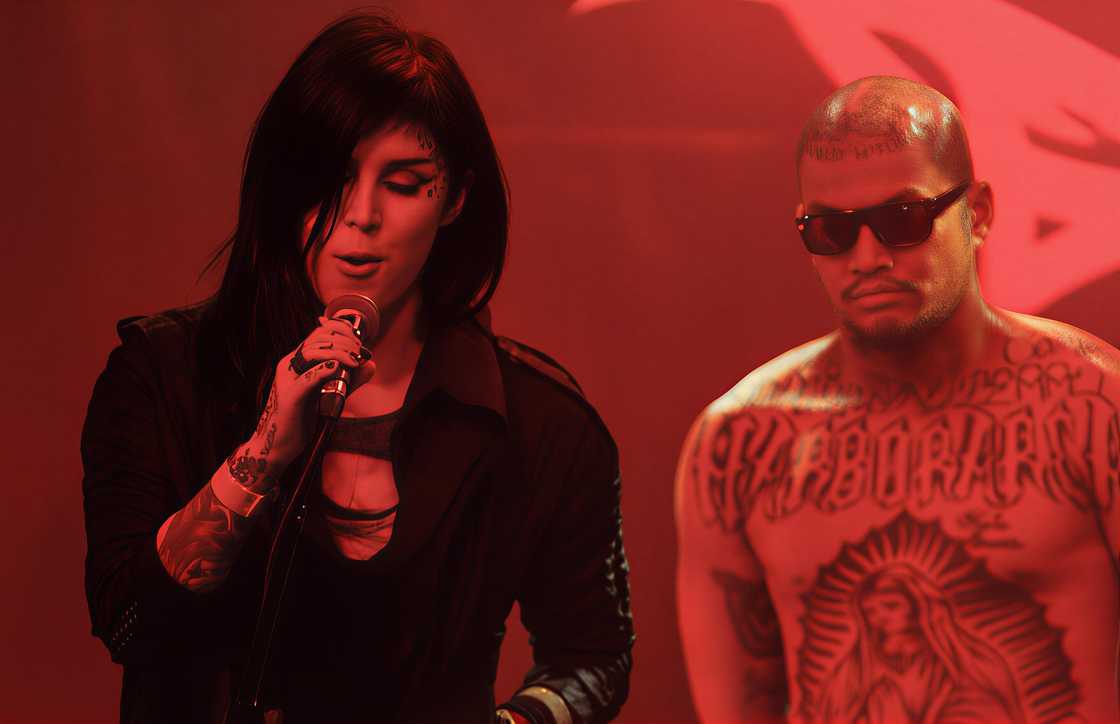 Kat Von D sings on stage Kat Von D sings on stage