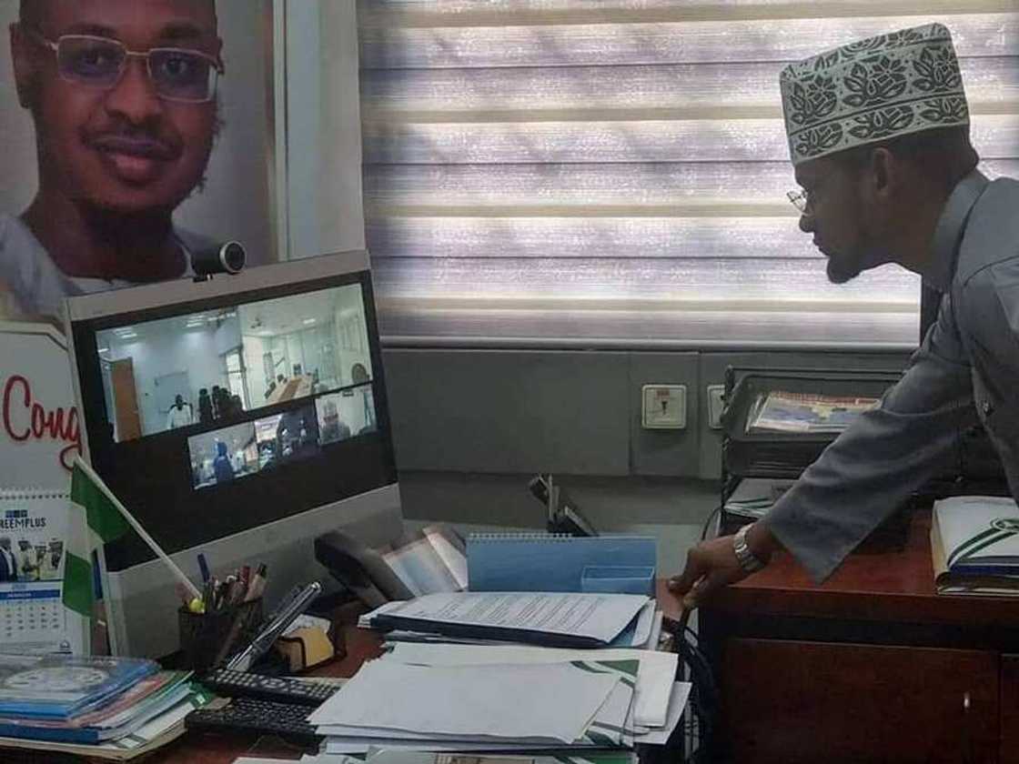 Coronavirus: Sabon salon aiki da ministan sadarwa, Sheikh Pantami, ya bullo da shi a ofishinsa (Hotuna) Coronavirus: Sabon salon aiki da ministan sadarwa, Sheikh Pantami, ya bullo da shi a ofishinsa (Hotuna)