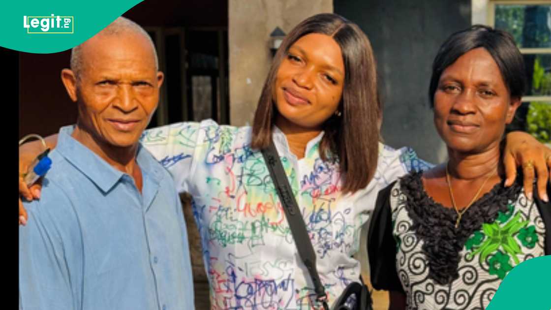 Nigerian lady graduates from university and becomes a registered nurse.