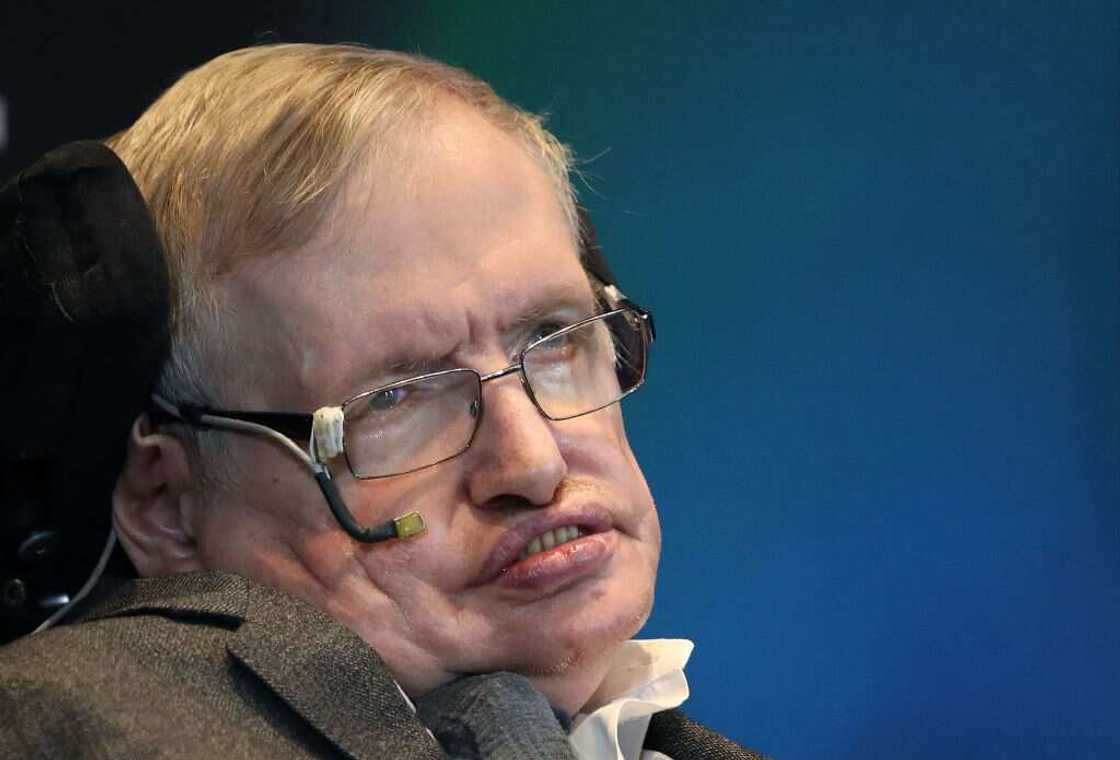 Stephen Hawking, l'astrophysicien qui a défié la maladie de Charcot Stephen Hawking, l'astrophysicien qui a défié la maladie de Charcot