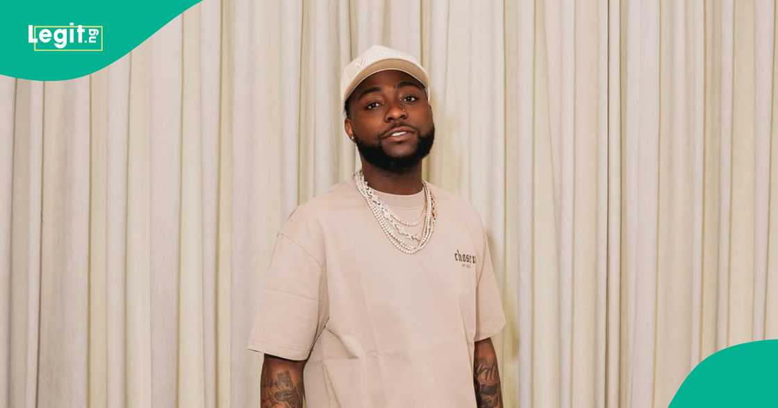 Fans react as Davido gives Odumodu's award to his mother. Fans react as Davido gives Odumodu's award to his mother.