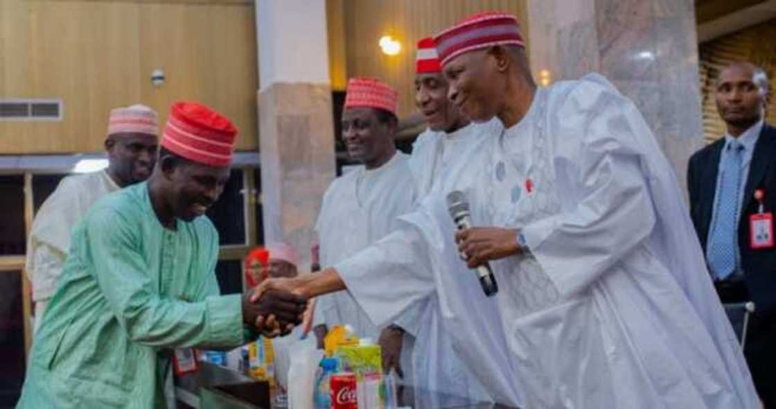 Abba Kabir ya bai matashi kyautar kujerar Hajji da aiki Abba Kabir ya bai matashi kyautar kujerar Hajji da aiki