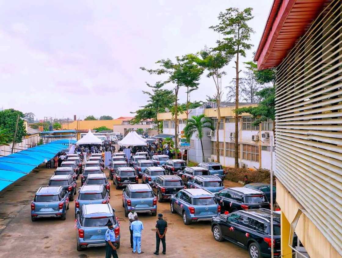 Lagos governor gives 51 SUVs, 8 houses to state judges