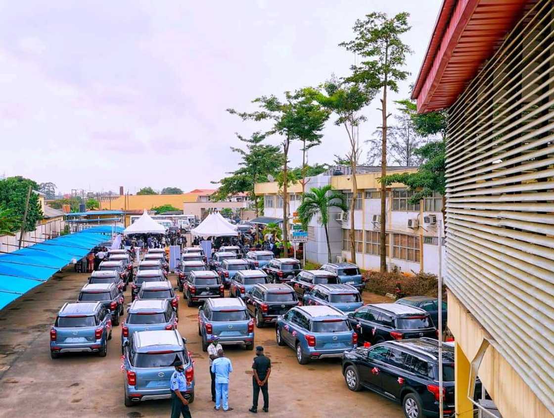 Lagos governor gives 51 SUVs, 8 houses to state judges Lagos governor gives 51 SUVs, 8 houses to state judges