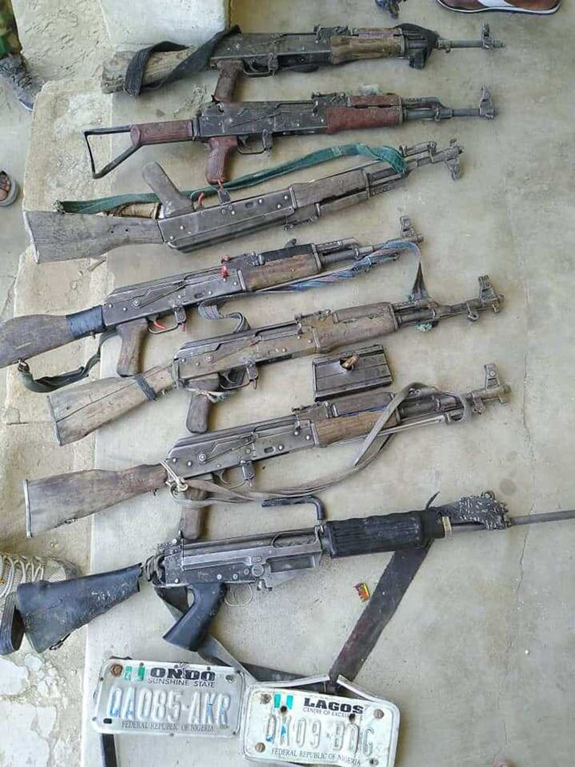 Dakarun sojoji sun kashe 'yan Boko Haram 7, sun kwato bindigu Dakarun sojoji sun kashe 'yan Boko Haram 7, sun kwato bindigu