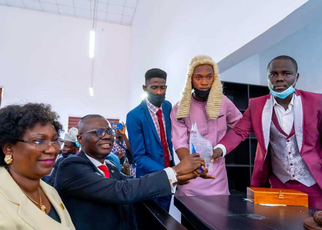 LASU Students honour Sanwo-Olu LASU Students honour Sanwo-Olu