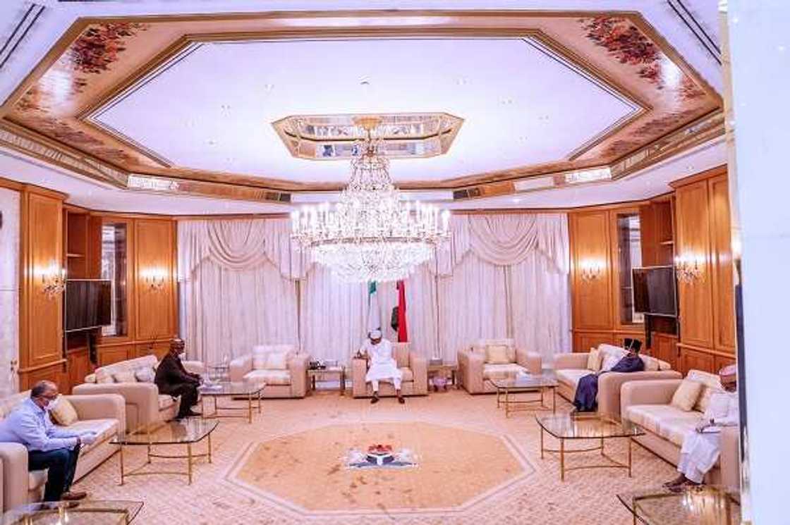 Buhari ya gana da kwamitin ko ta kwana a kan annobar covid-19 (Hotuna) Buhari ya gana da kwamitin ko ta kwana a kan annobar covid-19 (Hotuna)