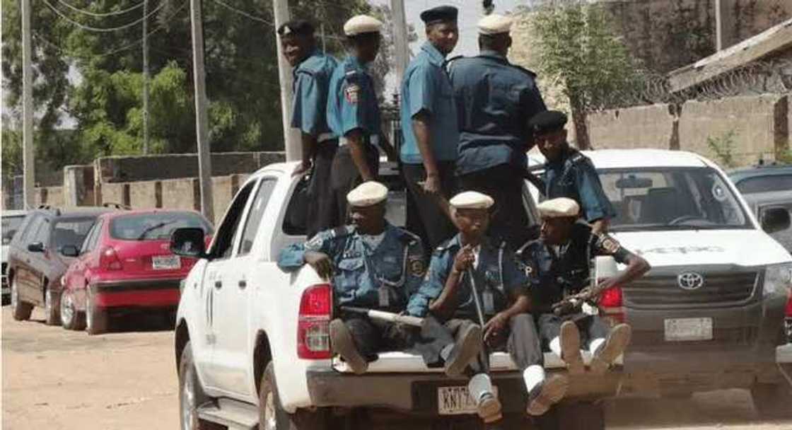 Hisbah ta kama wasu matasa 26 da suka yi shigar mata a wurin biki a Kano Hisbah ta kama wasu matasa 26 da suka yi shigar mata a wurin biki a Kano