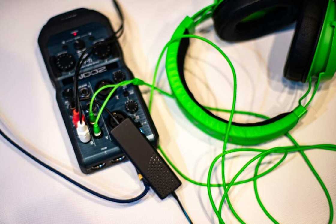 Blind players can use electronic devices such as this one to allow them to rely more on sound rather than sight Blind players can use electronic devices such as this one to allow them to rely more on sound rather than sight