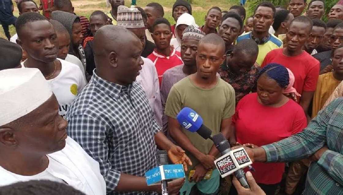 Samuel Aruwan tare da malamai da daliban Kwalejin Nuhu Bamalli Samuel Aruwan tare da malamai da daliban Kwalejin Nuhu Bamalli