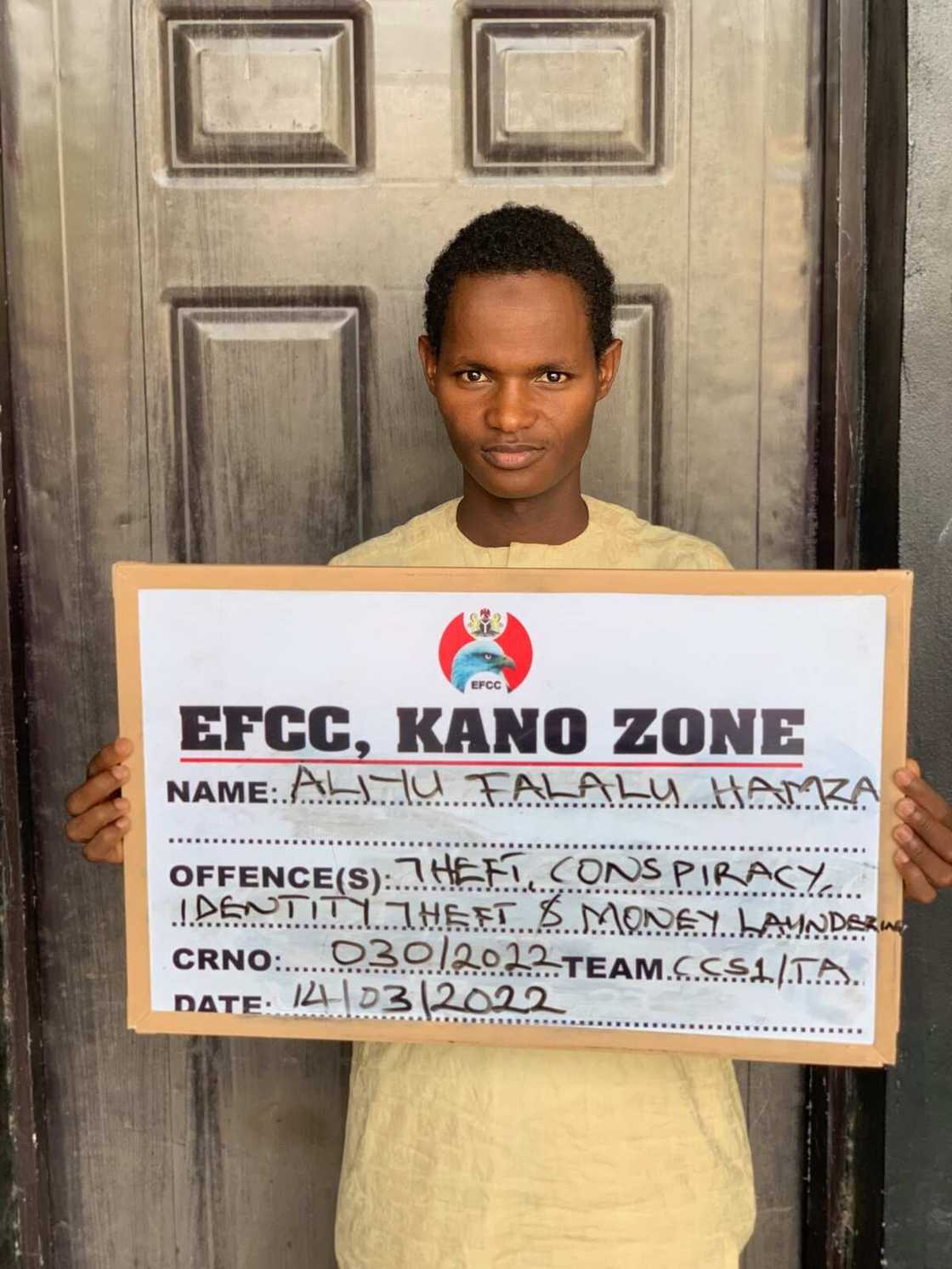 EFCC ta damke wasu matasa shida kan zargin sace wa Kakarsu kudi a jihar Kano EFCC ta damke wasu matasa shida kan zargin sace wa Kakarsu kudi a jihar Kano