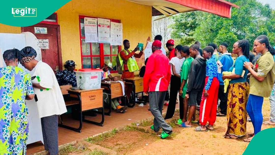 Wasu masu zabe a Najeriya Wasu masu zabe a Najeriya