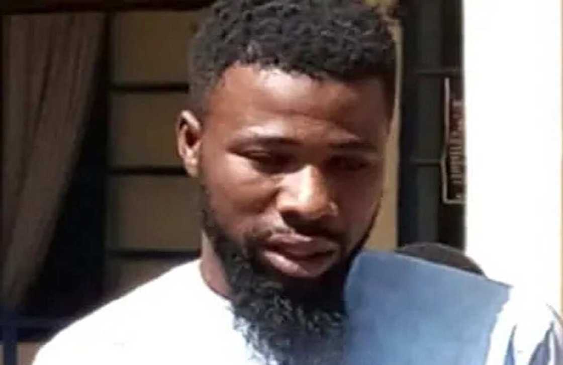 Katsina: 'Yan sanda sun kama wani da ke yaudarar mata ya kwana da su a otel ya kuma sace musu waya da kuɗi Katsina: 'Yan sanda sun kama wani da ke yaudarar mata ya kwana da su a otel ya kuma sace musu waya da kuɗi