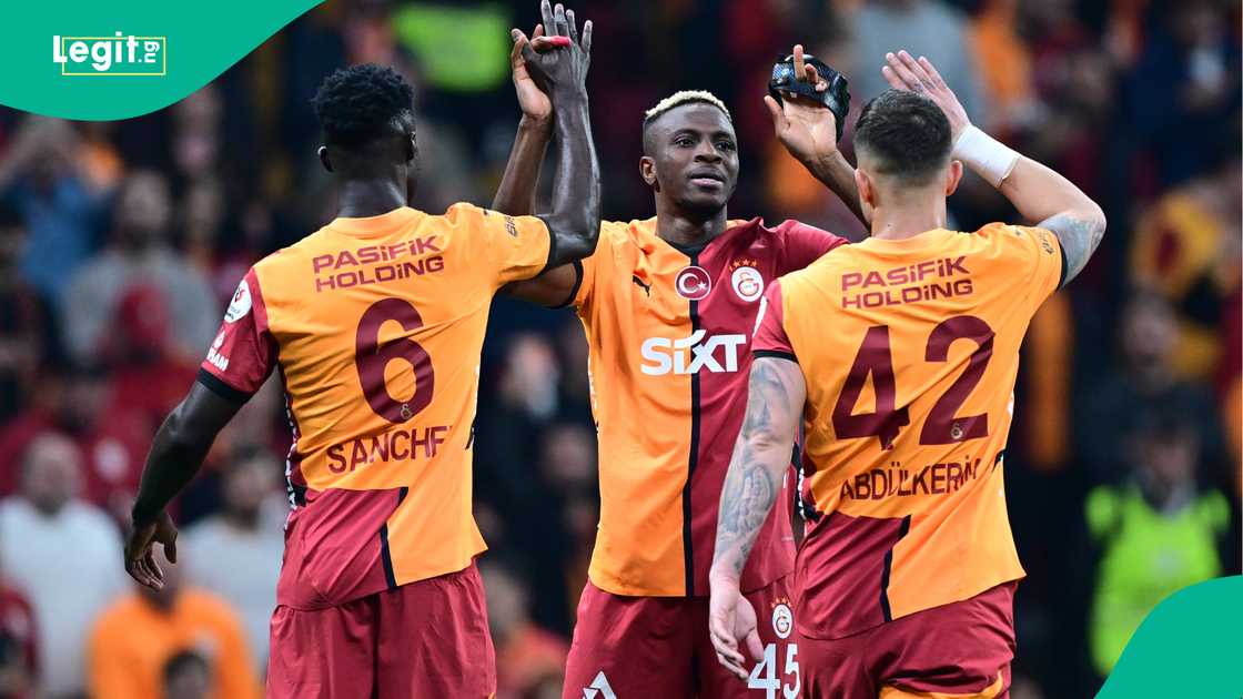 Davison Sanchez, Victor Osimhen, Abdekarim Badarcki, Galatasaray, Antalyaspor, Rams Park, Istanbul, Turkiye. Davison Sanchez, Victor Osimhen, Abdekarim Badarcki, Galatasaray, Antalyaspor, Rams Park, Istanbul, Turkiye.