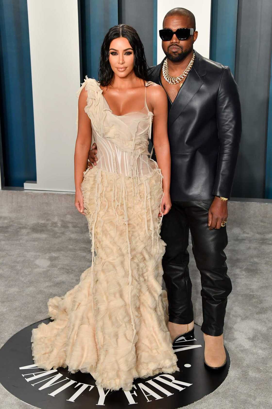Kim Kardashian West et Kanye West arrivent à la Vanity Fair Oscar Party 2020 organisée par Radhika Jones au Wallis Annenberg Center for the Performing Arts le 09 février 2020 à Beverly Hills, Californie. (Photo par Allen Berezovsky) Kim Kardashian West et Kanye West arrivent à la Vanity Fair Oscar Party 2020 organisée par Radhika Jones au Wallis Annenberg Center for the Performing Arts le 09 février 2020 à Beverly Hills, Californie. (Photo par Allen Berezovsky)