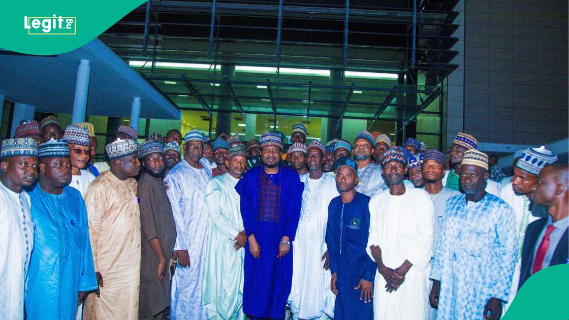 Sanata Barau Jibrin ya yi magana kan 'yan Kwankwasiyya da suka sauya sheka zuwa APC Sanata Barau Jibrin ya yi magana kan 'yan Kwankwasiyya da suka sauya sheka zuwa APC