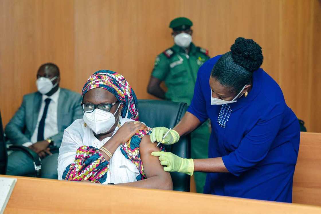 Yanzun nan: Gwamna Dapo Abiodun ya zama gwamna na farko da ya fara yin rigakafin Korona Yanzun nan: Gwamna Dapo Abiodun ya zama gwamna na farko da ya fara yin rigakafin Korona