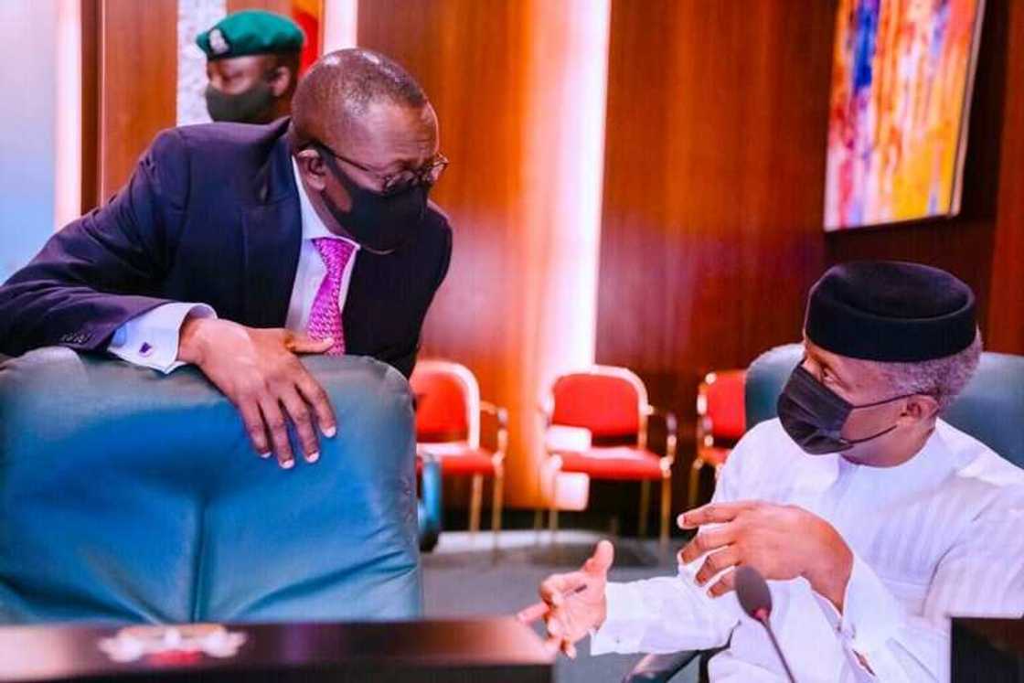 Buhari ya jagoranci taron FEC na farko a 2021, ya rantsar da sabbin kwamishinoni uku Buhari ya jagoranci taron FEC na farko a 2021, ya rantsar da sabbin kwamishinoni uku
