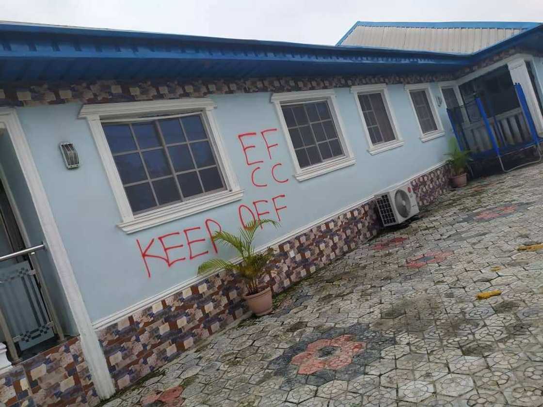 EFCC arrests Delta traditional chief for internet fraud, seizes high-class cars (photos) EFCC arrests Delta traditional chief for internet fraud, seizes high-class cars (photos)