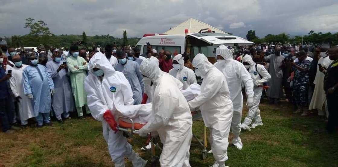 Hotunan birne Mantu da aka yi cike da kiyaye dokar yaduwar Korona Hotunan birne Mantu da aka yi cike da kiyaye dokar yaduwar Korona