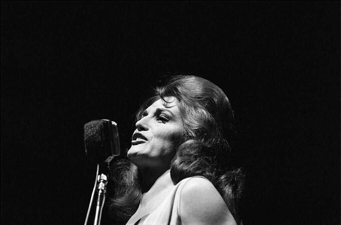 Dalida sur la scène de l'Olympia à Paris, France, en décembre 1961. Dalida sur la scène de l'Olympia à Paris, France, en décembre 1961.