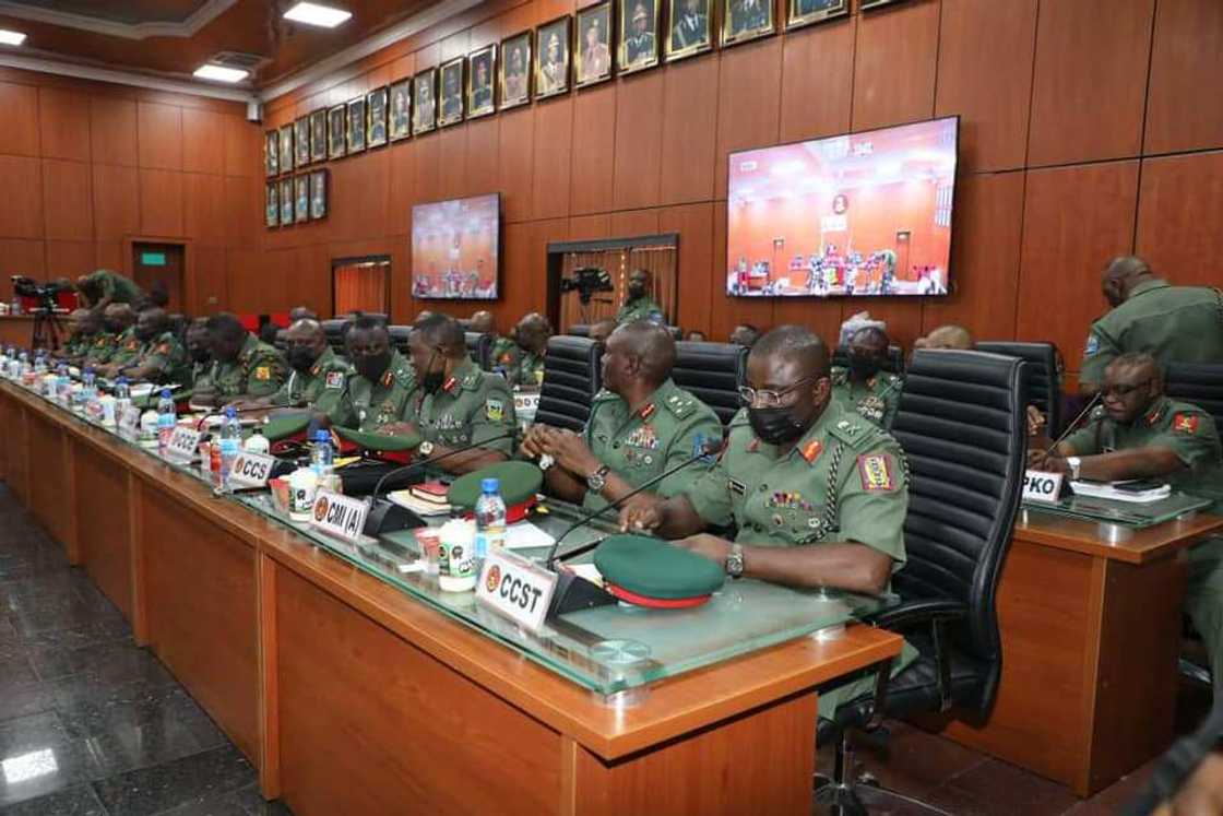 Military: Army Boss, CDS to Meet 29 Major Generals, Superior Officers Over Retirement Military: Army Boss, CDS to Meet 29 Major Generals, Superior Officers Over Retirement