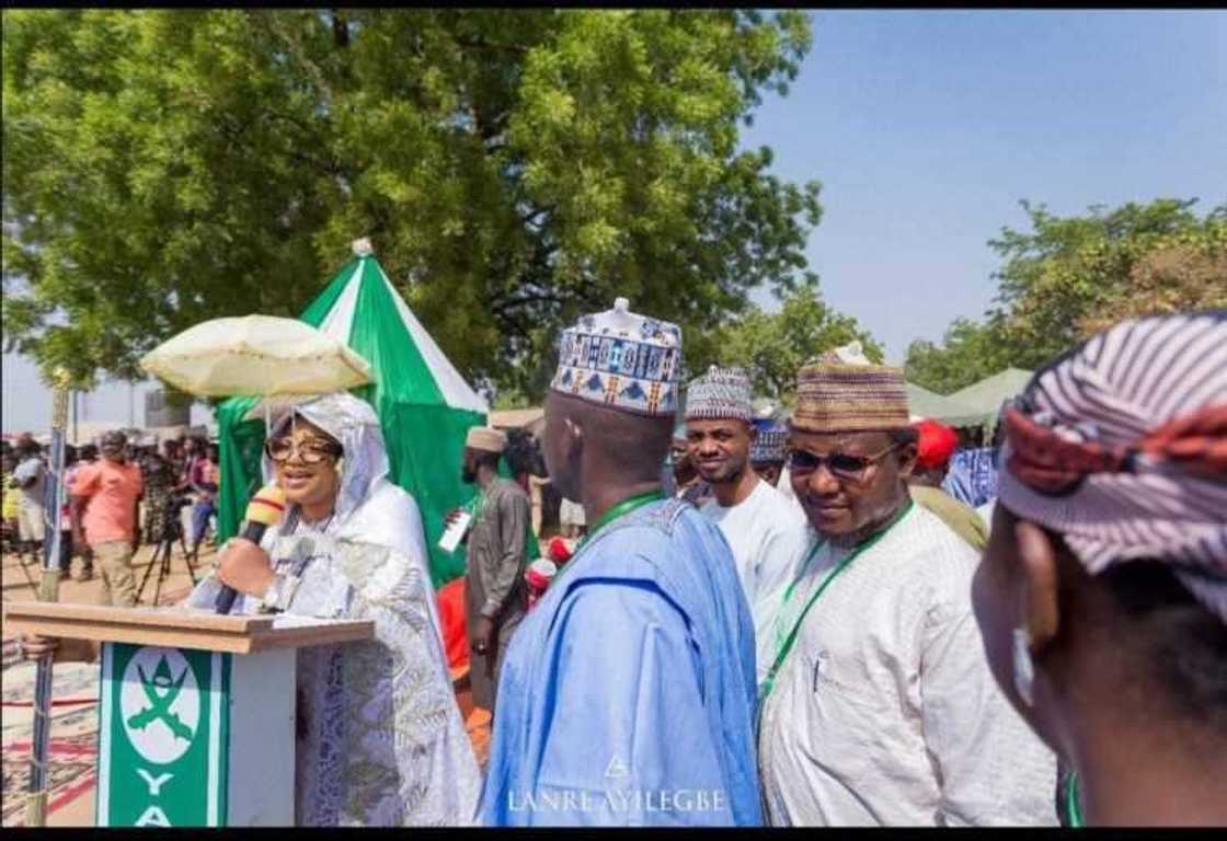 Yayin da sabuwar sarauniyar ke jawabi Yayin da sabuwar sarauniyar ke jawabi